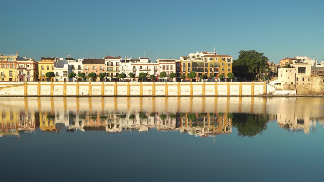 sevilla casas reflejo en el río guadalquivir temprano en la mañana