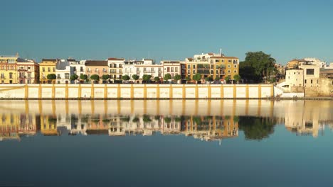 Sevilla-Casas-Reflejo-En-El-Río-Guadalquivir-Temprano-En-La-Mañana