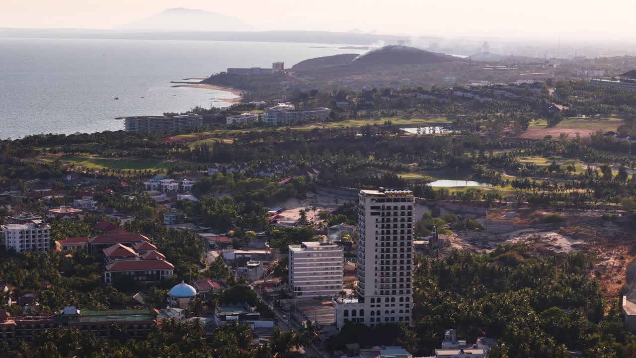 Veduta aerea panoramica sulla città turistica balneare di Phan Thiet, provincia di Binh Thuan, Vietnam
