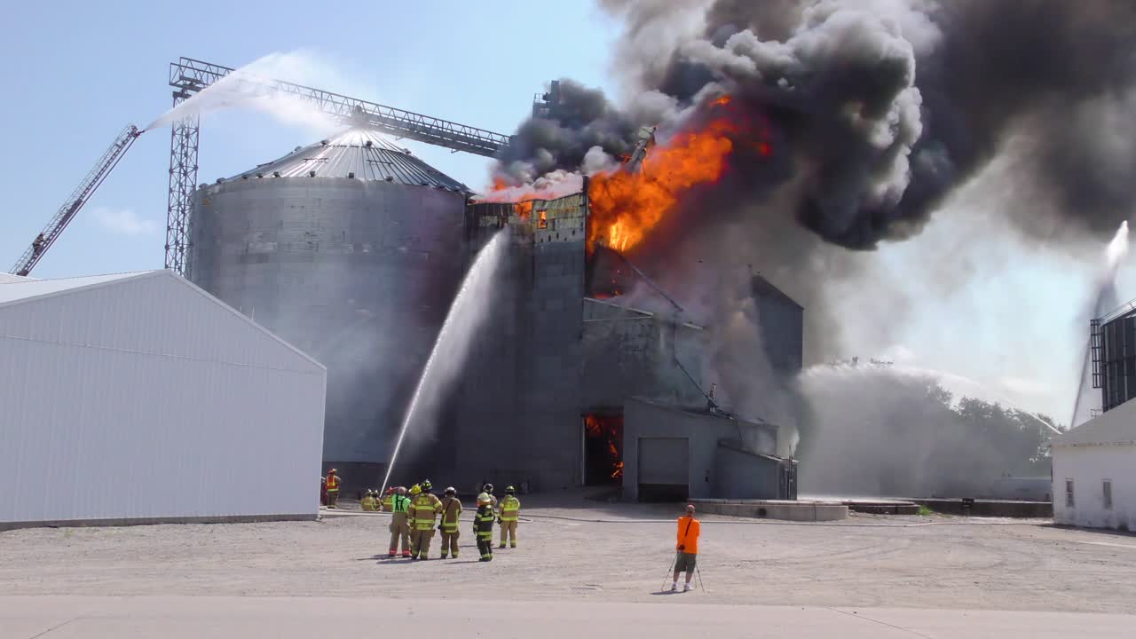 un gran incendio industrial en una instalación de almacenamiento de silos de granos en una granja en iowa