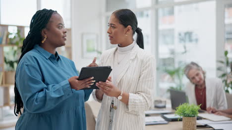 Mujeres-De-Negocios,-Tableta-Y-Consejos