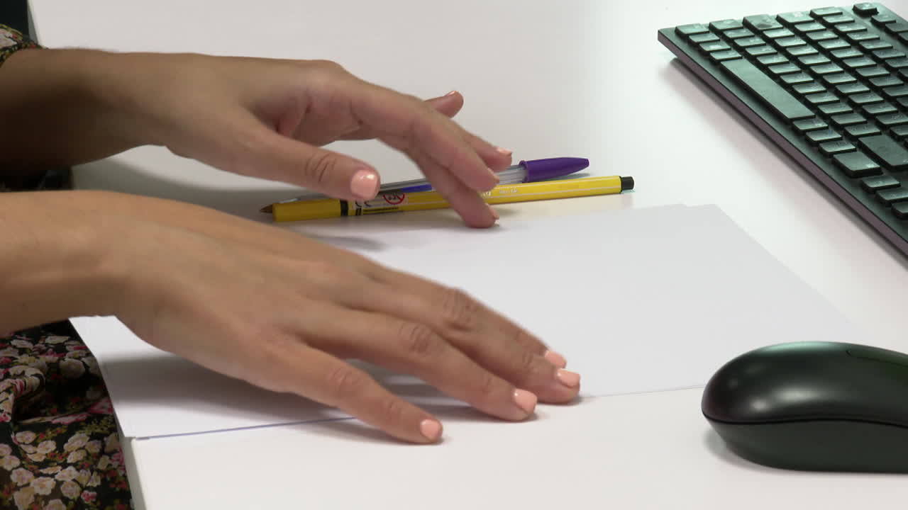 mujer trabajando en un escritorio