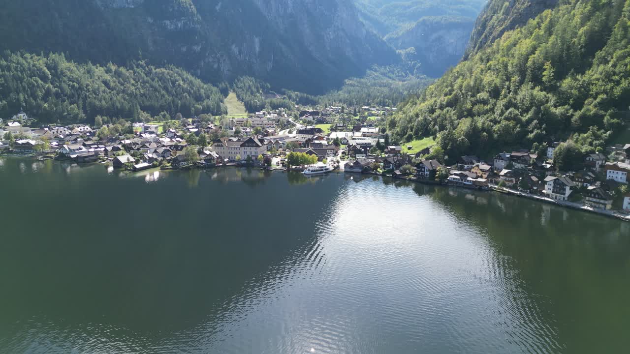 hallstatt austria parte inferior de la aldea vista aérea de drones de ángulo alto
