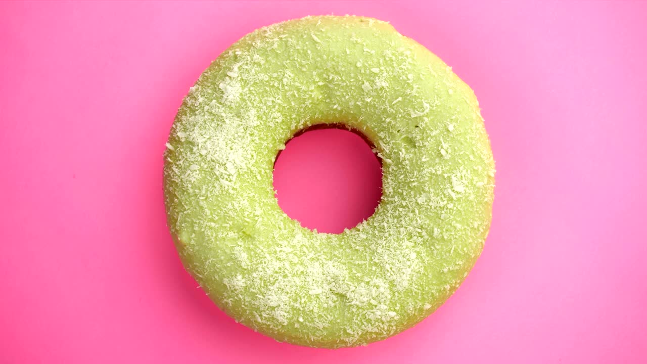 el donut glazado de primer plano.