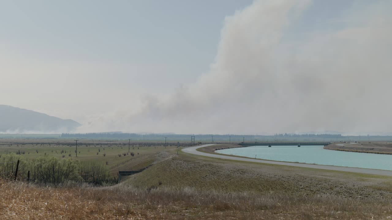 incendio forestal en la reserva natural del parque nacional de mount cook, hierba seca, condiciones de viento, amplio total