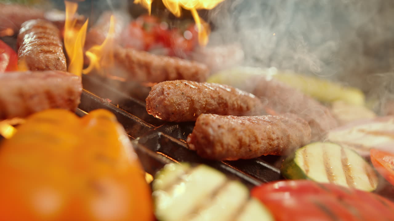 salchichas y verduras a la parrilla