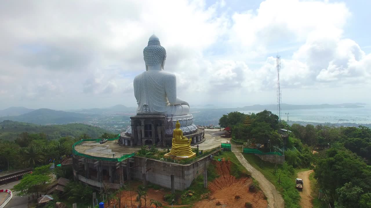 взгляд с воздуха на красивый большой будда на острове фукет