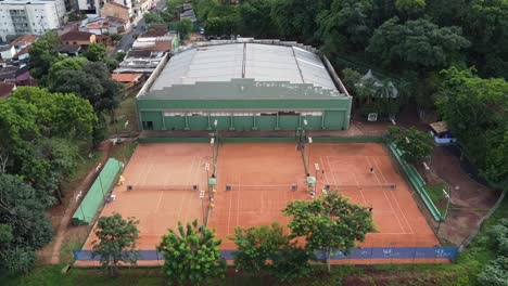 Parallaxen-Panoramablick-Auf-Eine-Tennisakademie-In-Ribeirão-Preto,-Brasilien