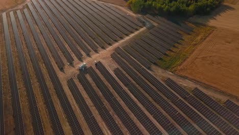 Drohne-Enthüllt-Riesige-Photovoltaik-Basisstation-Mit-Solarpanel,-Das-Sonnigem-Sonnenschein-Zur-Stromversorgung-Ausgesetzt-Ist