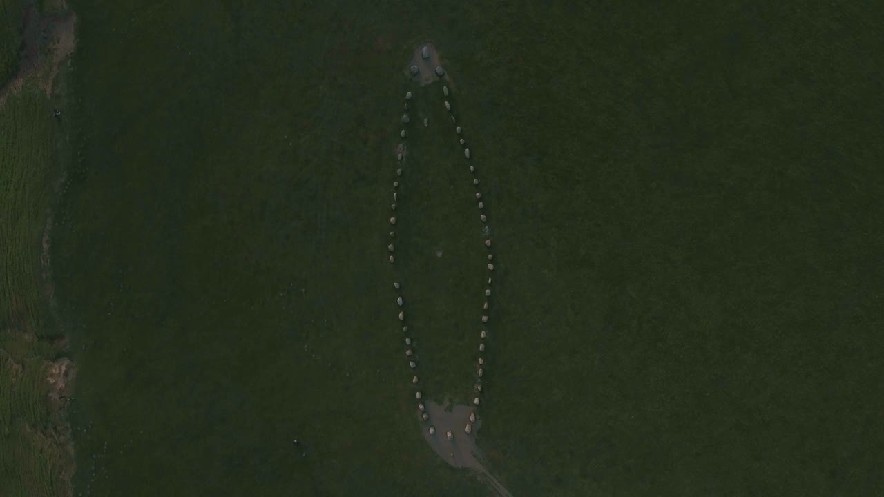 남쪽 스웨덴 skåne österlen kåseberga의 타원형 고대 암석 ales stenar, 공중 하강 부드러운 새보기