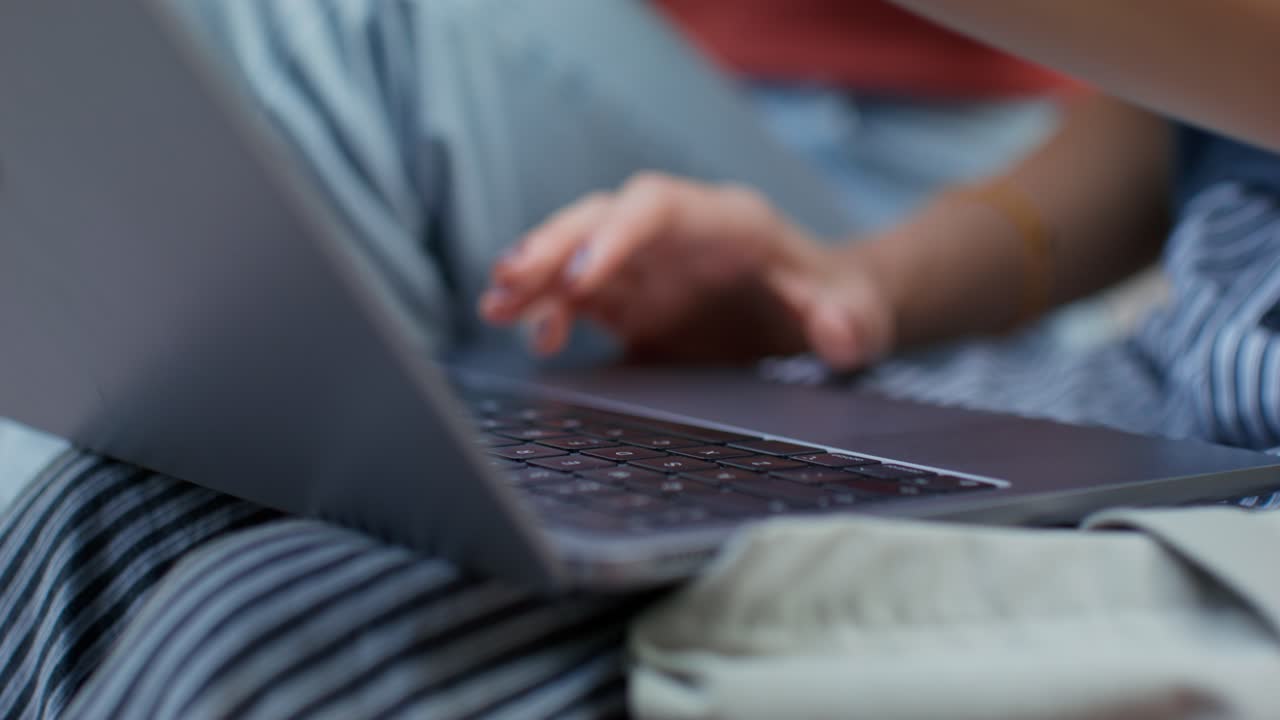 mujer trabajando en una computadora portátil
