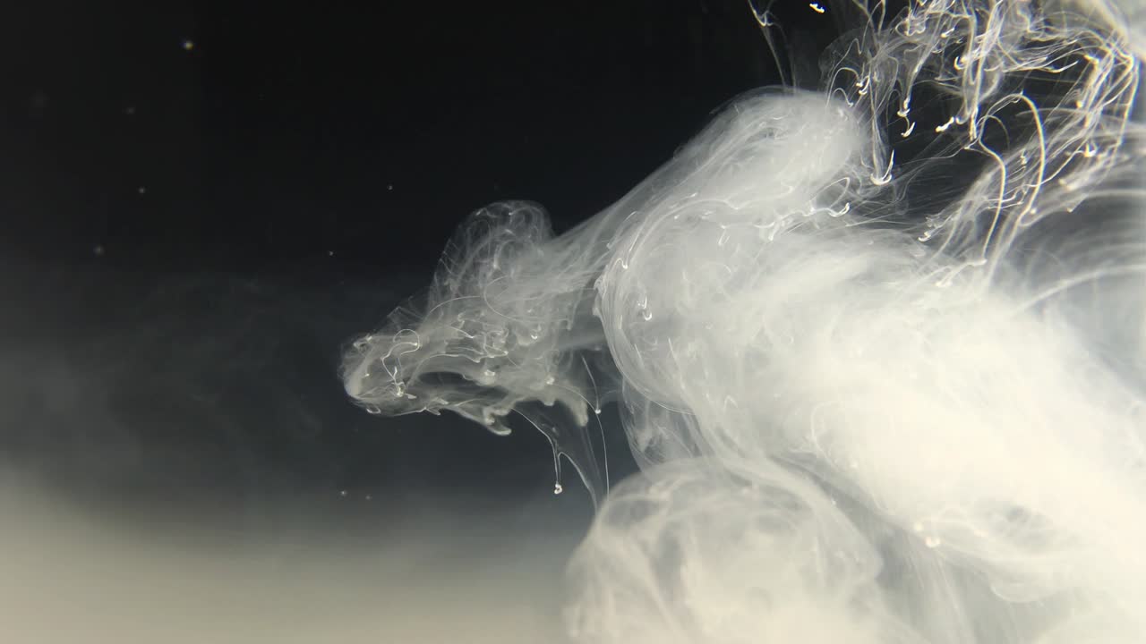 색 대기 잉크와 희미한 색 구름