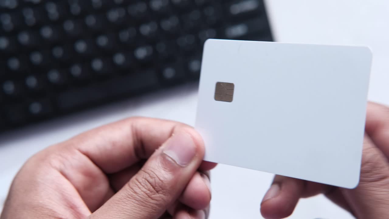 manos con una tarjeta de crédito en blanco