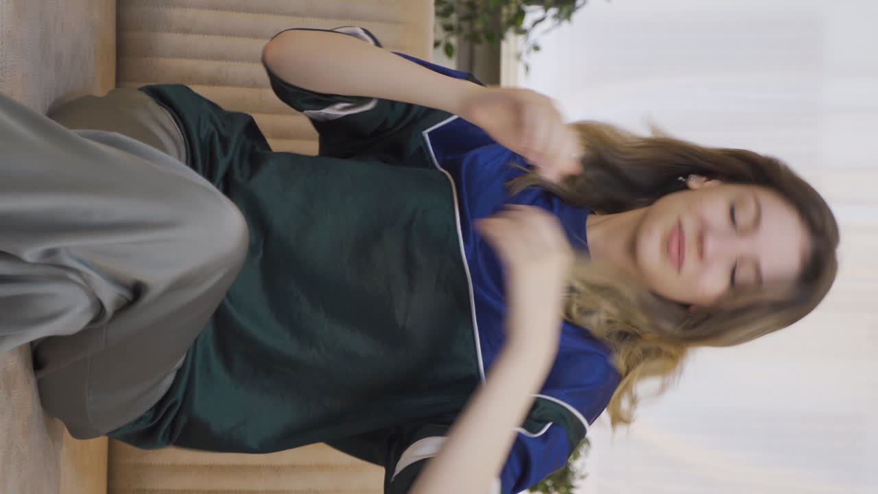 вертикальное видео счастливой танцующей молодой женщины, полной радости.