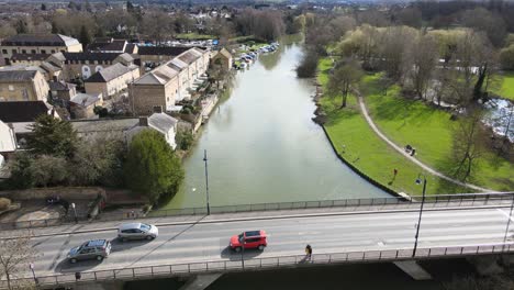 River-Great-Ouse-Bridge-Revela-La-Ciudad-De-St-Neots-En-Cambridgeshire-Reino-Unido-Imágenes-Aéreas