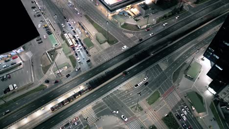 video nocturno de drones aéreos de una encrucijada iluminada, autopista de varios carriles a través del centro urbano popular cruce de varios niveles