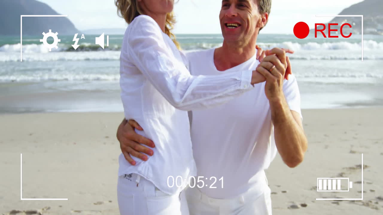 bailando en la playa, pareja disfrutando del momento con la grabación de animación sobre la escena