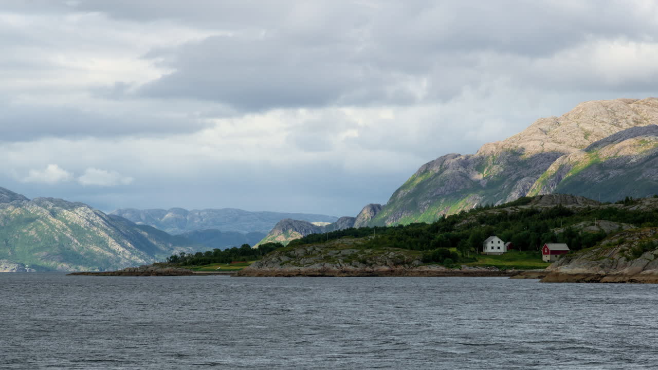 西ノルウェーの美しい海岸沿いにある、風雨にさらされたノルウェーの農場のタイムラプス。