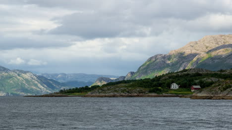 Zeitraffer-Einer-Wettergegerbten-Norwegischen-Farm-An-Der-Wunderschönen-Küste-Westnorwegens