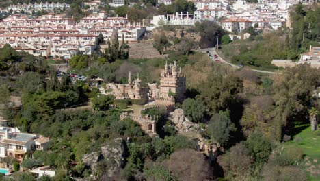 aproximación aérea del castillo monumento colomares en benalmádena