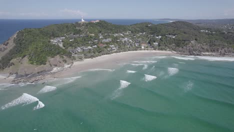 El-Paso-Junto-A-La-Playa-De-Clarkes-En-Byron-Bay,-Nueva-Gales-Del-Sur,-Australia