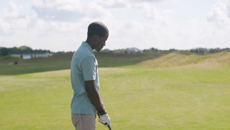 Afroamerikanischer-Mann,-Der-Auf-Dem-Golfplatz-Golf-übt.