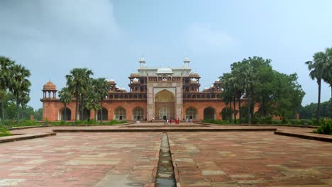 Vista-Lateral-Del-Mausoleo-De-La-Tumba-De-Akbar-Y-Jardines-Cerca-De-Agra,-Uttar-Pradesh,-India