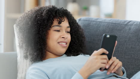 Mujer-Sonriente-Y-Relajante-Escribiendo-En-Un-Teléfono