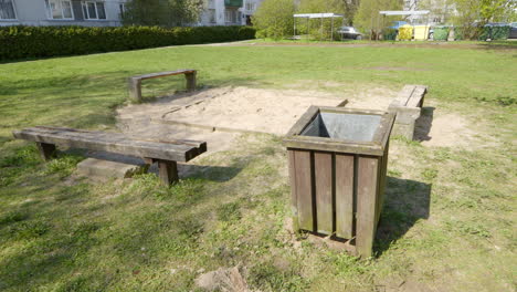 Picknick-Grillplatz-Auf-Der-Wiese-Für-Die-Lettischen-Einheimischen