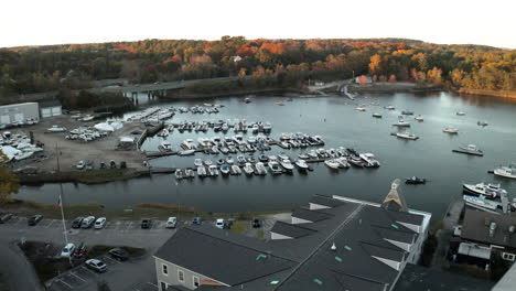 Drohnenaufnahmen-Aus-Der-Luft-Von-Der-Bootswerft-Am-Royal-River,-Yarmouth,-Maine,-USA