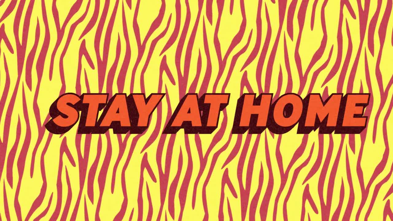 보라색과 노란색 배경에 오렌지색으로 쓰여진 집에 머물라는 단어의 애니메이션