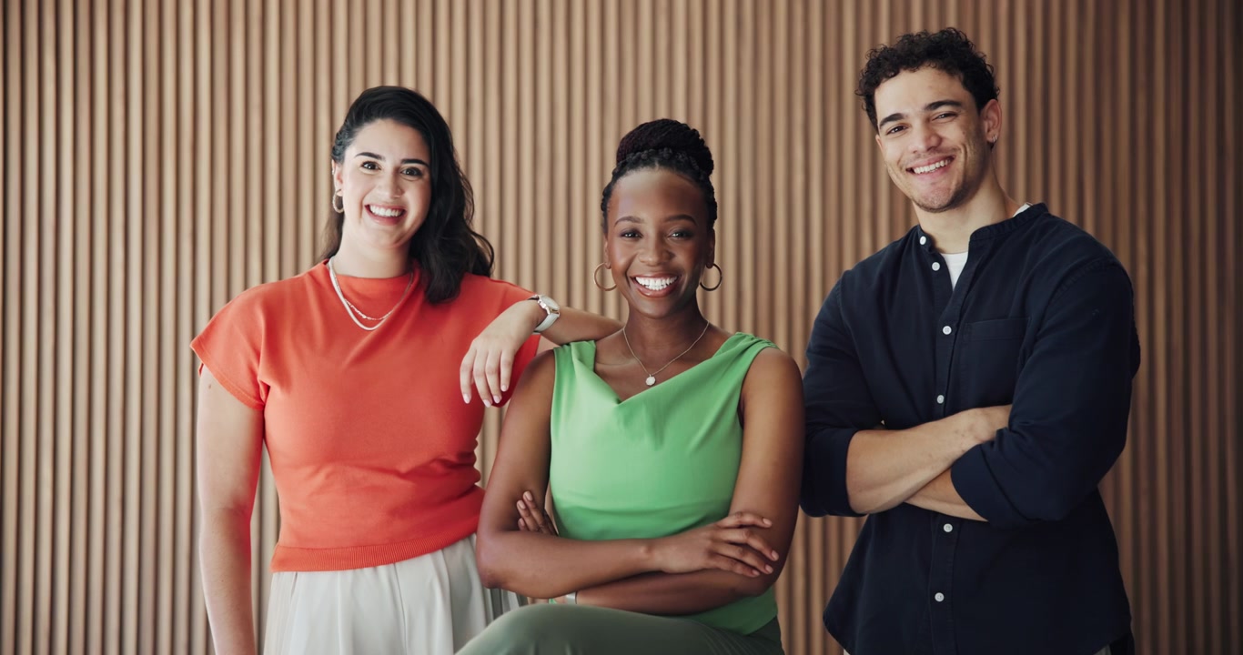 Grupo Diversificado de Jovens Profissionais Sorrindo Juntos em Escritório Moderno