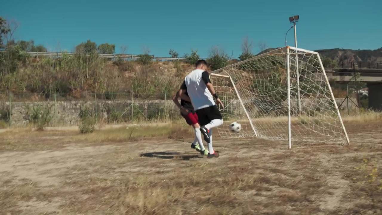 Dyktig spiller dribler forbi forsvareren og scorer et mål