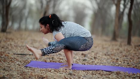 Una-Chica-Guapa-Está-Haciendo-Videos-De-Material-De-Archivo-De-Yoga,-Yoga,-Meditación,-Chakra-Y-Espiritualidad,-Tomándose-Tiempo-Para-Ti-Un-Día-De-Yoga