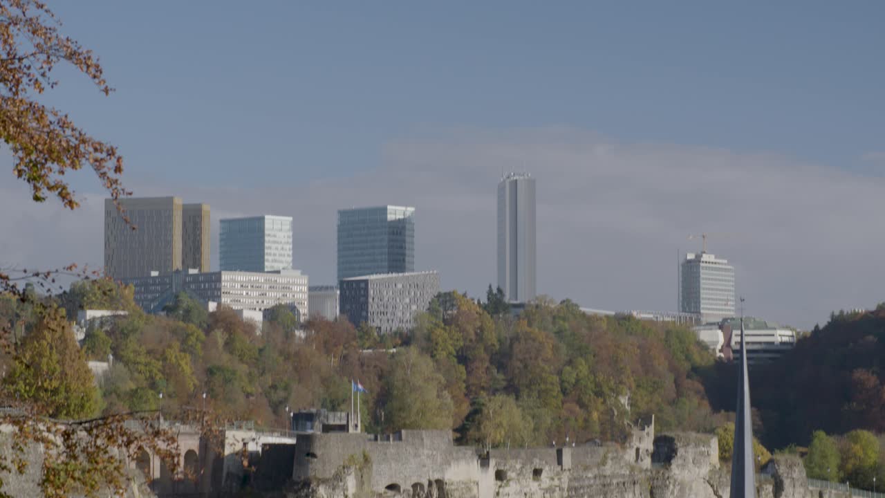 toma amplia: en un día gris, una cámara inclinada captura la ciudad de luxemburgo en el fondo y las ruinas del antiguo castillo en primer plano