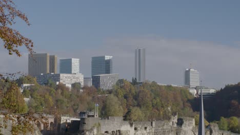 Plano-General:-En-Un-Día-Gris,-La-Inclinación-De-Una-Cámara-Captura-La-Ciudad-De-Luxemburgo-En-El-Fondo-Y-Las-Ruinas-Del-Antiguo-Castillo-En-Primer-Plano