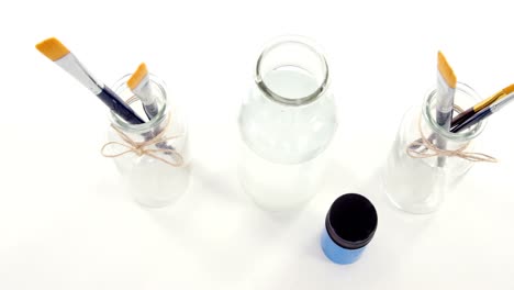 primer plano de varios pinceles de pintura