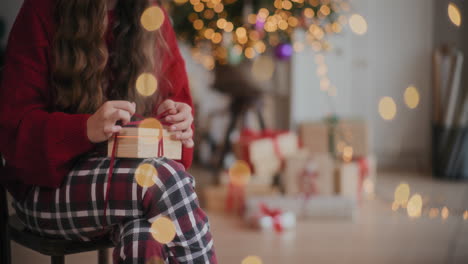 Mujer-Atando-Cinta-En-Caja-De-Regalo-De-Madera-Durante-La-Navidad-En-Casa