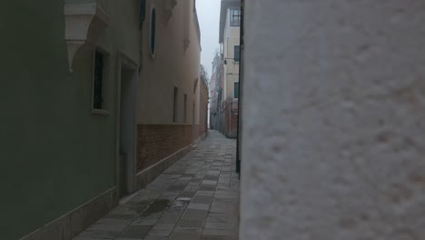 Secluded-Alley-in-Venice,-Italy---A-Serene-Walkway