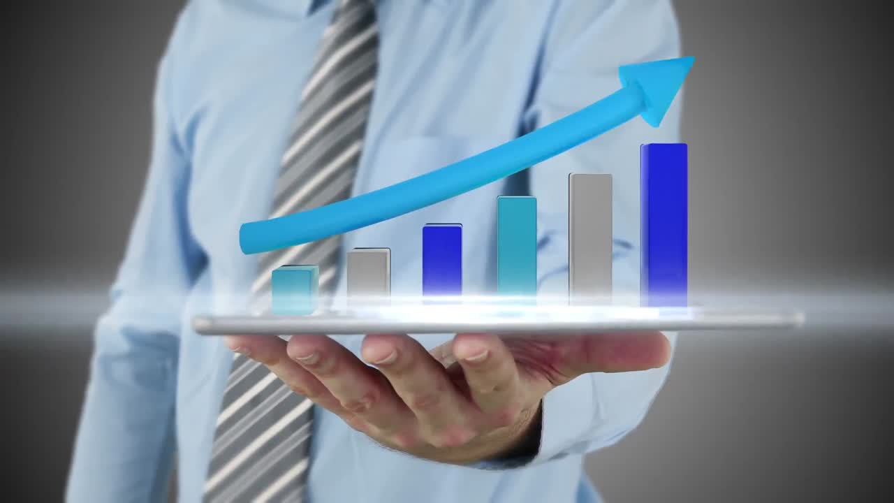 hombre de negocios usando una tableta para ver un holograma