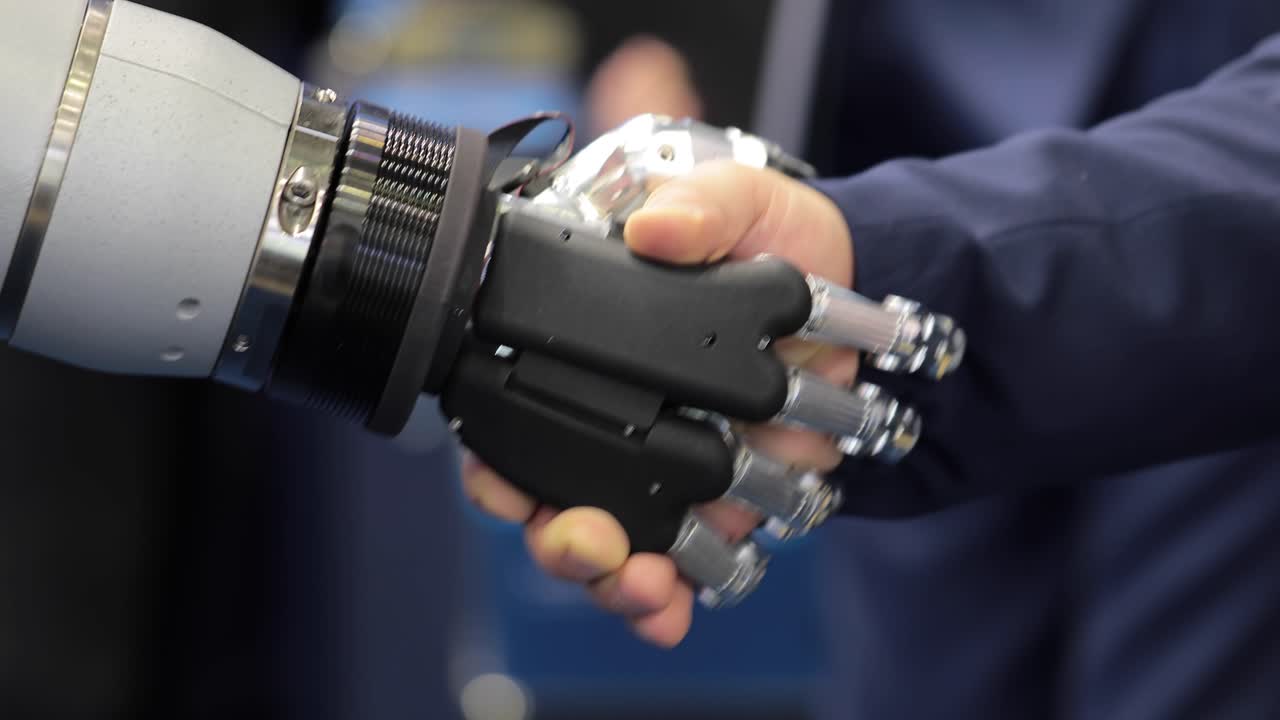 la mano de un hombre de negocios estrechando la mano de un robot androide.