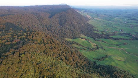 Atemberaubende-Naturlandschaft-Von-Der-Aussichtsplattform-Der-Wairere-Falls-In-Der-Nähe-Von-Matamata-In-Waikato,-Neuseeland