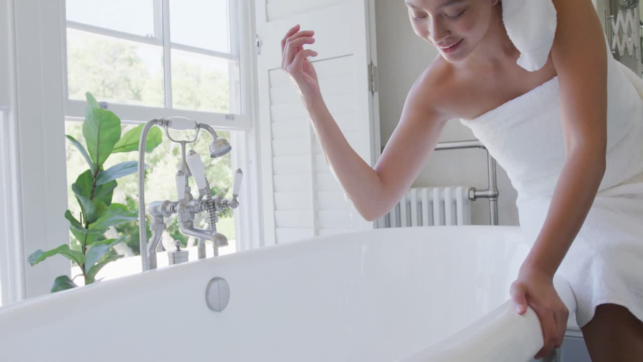 행복한 아시아 여성이 화장실에서 목욕을 하고, 느린 움직임으로