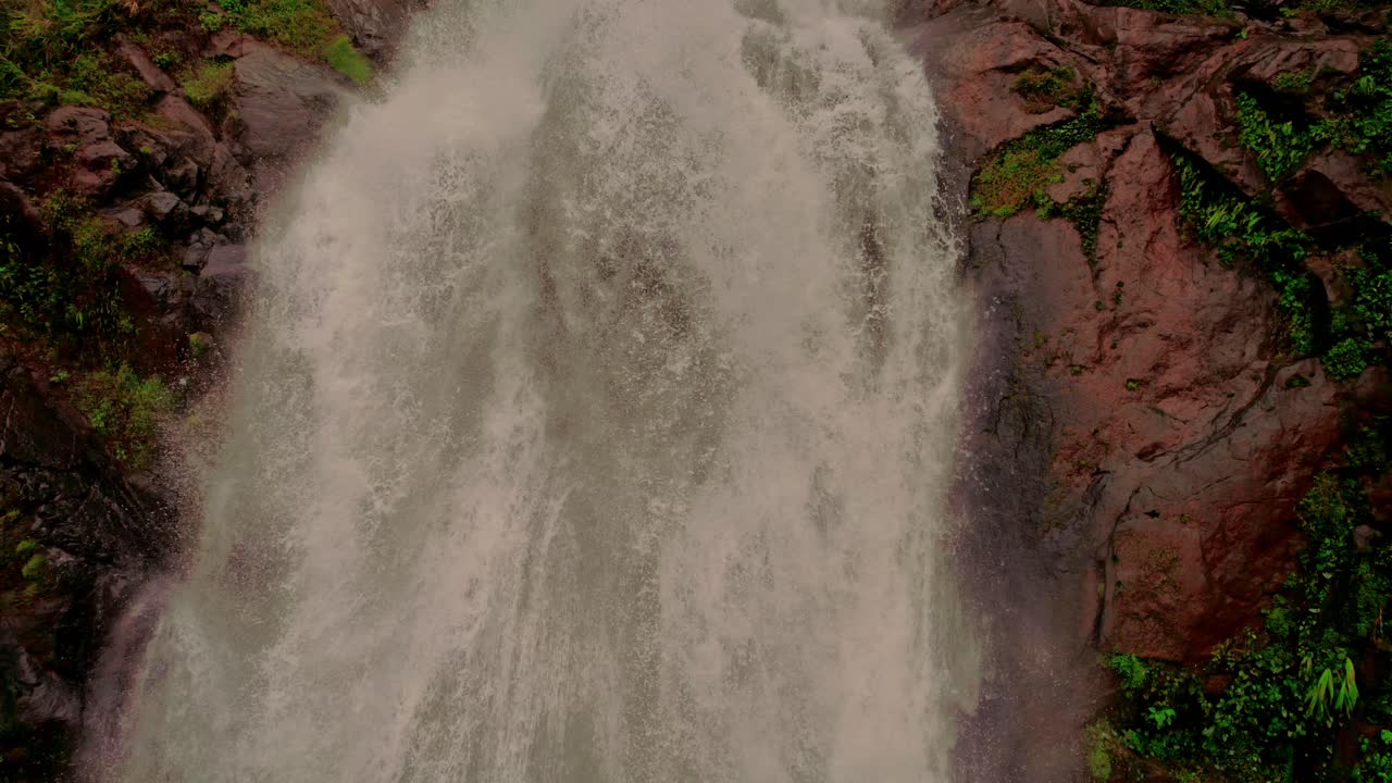 clip de drone cinematográfico siguiendo el agua corriente de una hermosa cascada