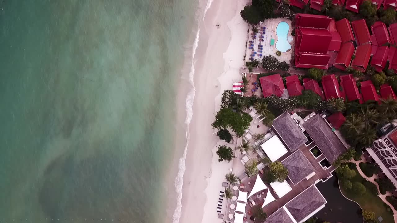 vista aérea de un balneario tropical
