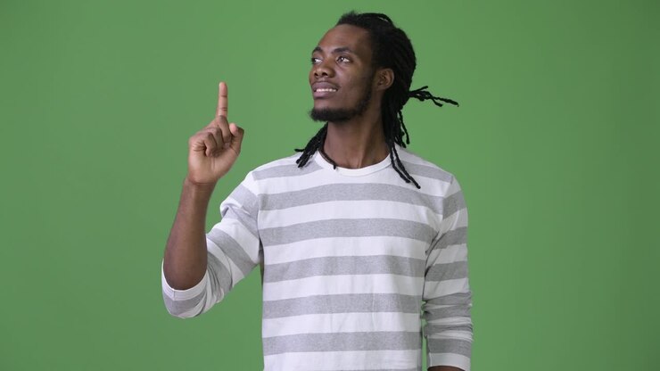 Yeşil arka planda rasta saçlı genç, yakışıklı Afrikalı adam.