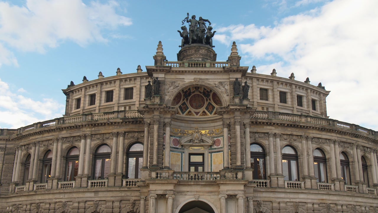 Semperoper em Dresden, Saxônia, Alemanha. Close-up da histórica casa de ópera com céu azul vibrante.