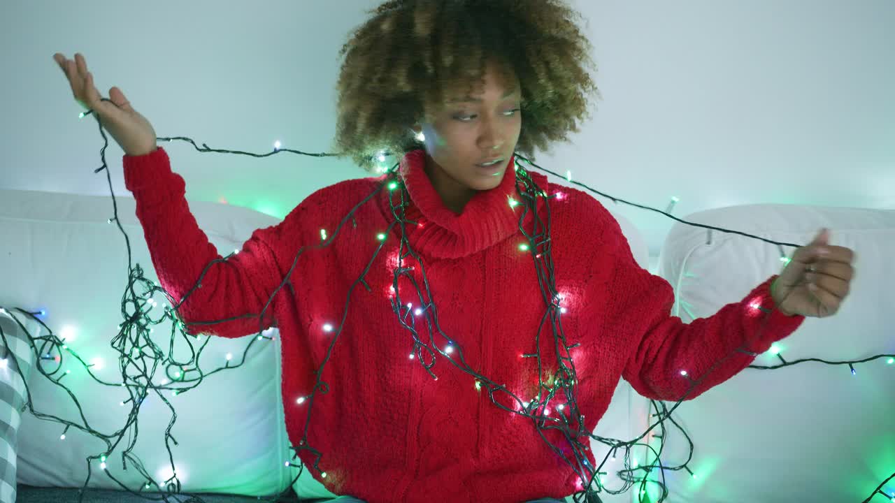 joven modelo posando con luces