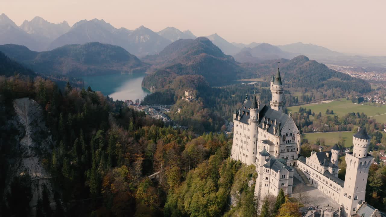 바이에른, 독일의 노이슈반슈타인 성 가을 풍경 | 4k uhd d-log - 컬러 그레이딩에 적합
