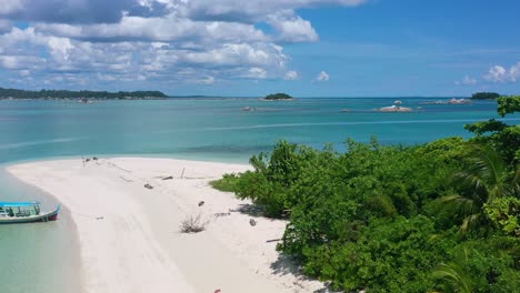 Antena-De-Playa-De-Arena-Blanca-Prístina-Isla-Tropical-Sin-Turistas-Y-Agua-Turquesa